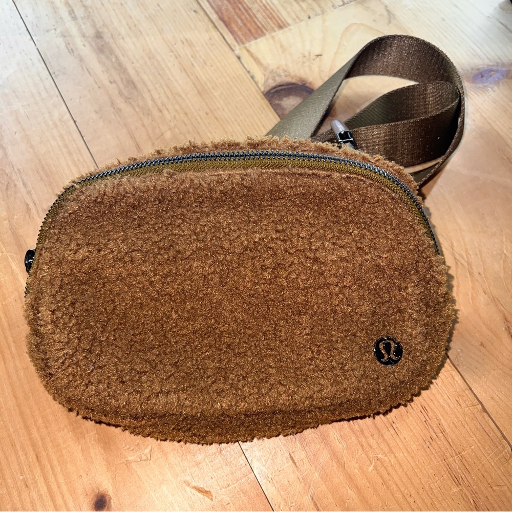 Lululemon Everywhere Belt Bag 1L Fleece - Burnt Caramel